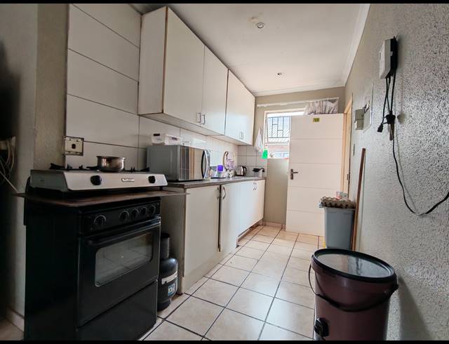 2 BEDROOM FLAT FOR SALE IN KEMPTON PARK CENTRAL
